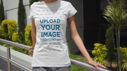 T-Shirt Video of a Young Woman Walking Towards a Building in the City