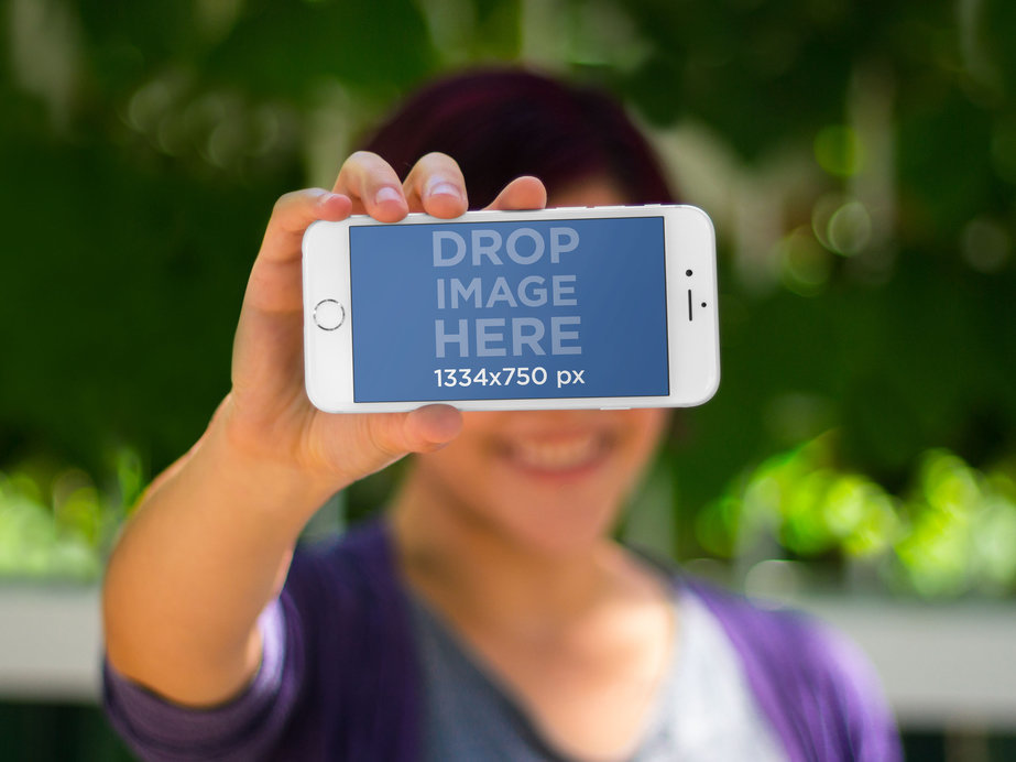 Mockup of a Woman Showing off Her iPhone 6 Screen