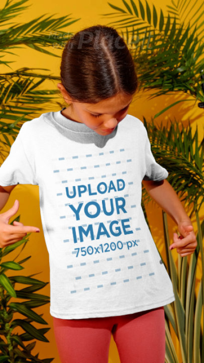 Summer-Themed Video of a Little Girl Pointing at Her T-Shirt 