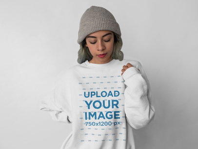 Hispanic Woman Wearing a Crewneck Sweatshirt Mockup and a Gray Beanie