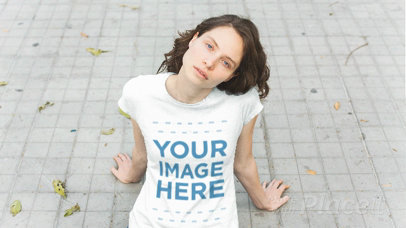 Pretty Girl Sitting on a Windy Peatonal Wearing a T-Shirt Stop Motion a13538