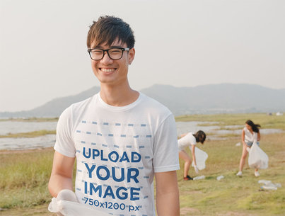Round-Neck T-Shirt Featuring a Volunteer Man Smiling at the Camera m17238 r-el2