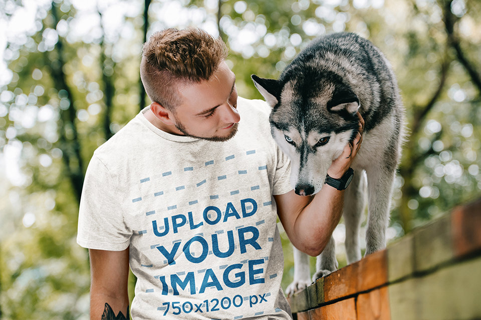Heathered Tee Mockup of a Man Hanging with His Husky