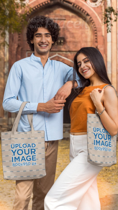 Tote Bag Video Featuring a Happy Couple Posing