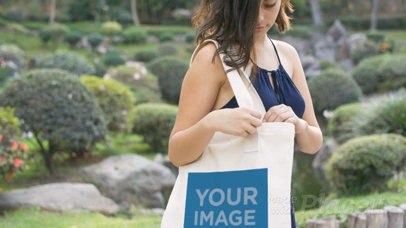 Amazing Video Of Pretty Young Woman Carrying A Tote Bag While At The Park