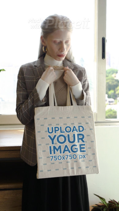 Tote Bag Video Featuring a Woman With a Stylish Look