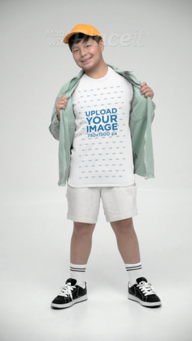 Gildan Round-Neck Tee Video Featuring a Smiling Boy in a Studio