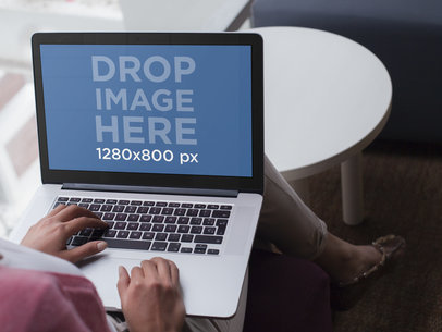 Macbook Mockup of a Lady Typing at a Cafe