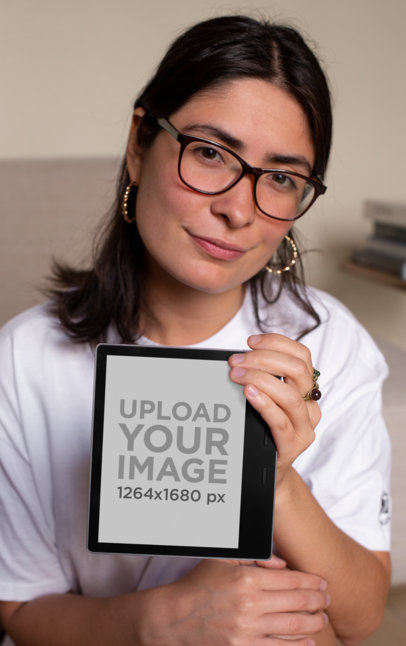 Kindle Oasis Mockup Featuring a Pretty Woman