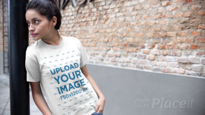 T-Shirt Video of a Woman Leaning Against a Lamp Post 