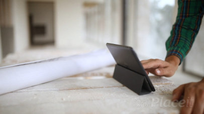 Video of a Construction Manager Using an iPad 9116