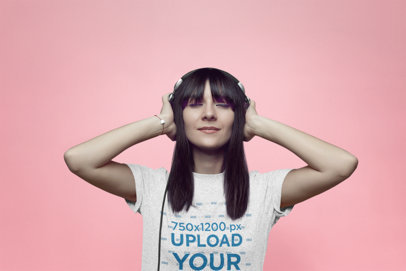 Heathered Tee Mockup of a Woman Listening to Music at a Studio