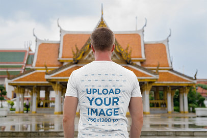  Mockup Featuring a Tourist Wearing a Heather T-Shirt