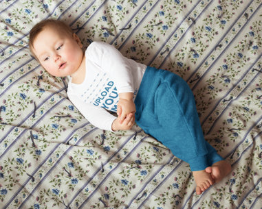 Onesie Mockup of a Baby Girl on a Bed 41888-r-el2