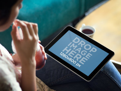 Device Mockup Samsung Galaxy 4G Woman Overshoulder Shot