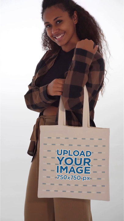 Video of a Happy Woman With an Afro Hairstyle Holding a Tote Bag 5661v