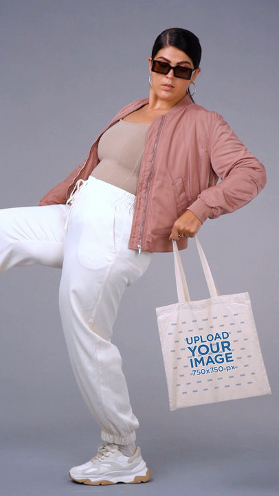Video of a Cool Woman With Sunglasses Holding a Tote Bag