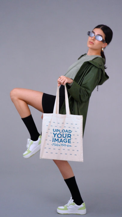 Tote Bag Video Featuring a Woman With Sunglasses Posing at a Studio
