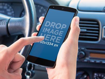 Mockup of Someone Using a Nexus 5 in a Car